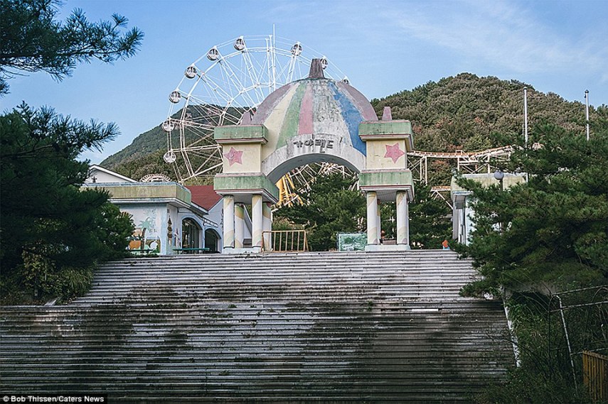 Entrada do parque Gaya Land, na Coreia do Sul. Lugar foi fechado há 5 anos por falta de público