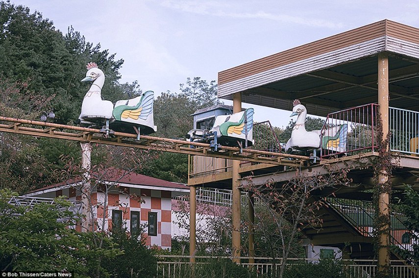 O trem de uma das montanhas-russas do lugar foram abandonados no meio dos trilhos