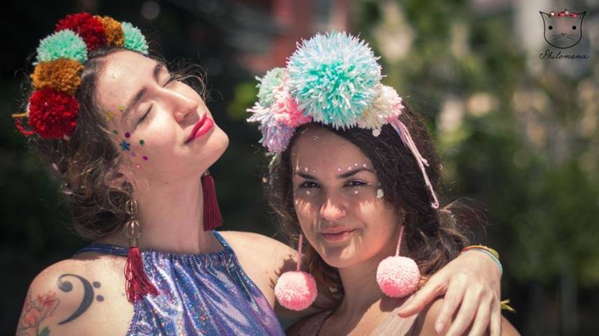 Com pom-pons o seu look pode ficar muito mais divertido. Esses da foto são da Philomena