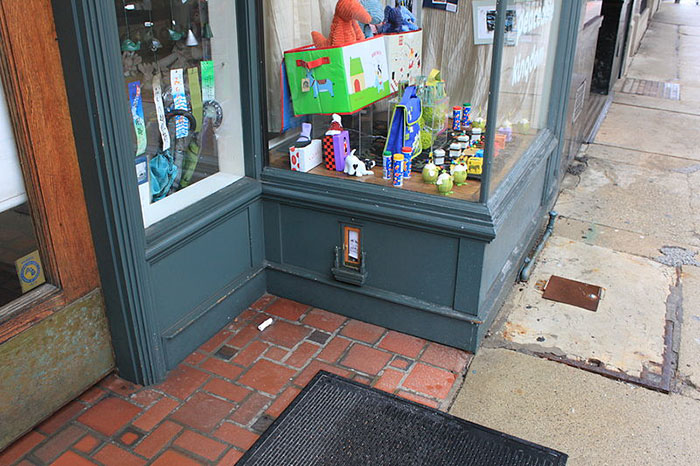 O fenômeno chamado de Fairy Doors (Porta das Fadas) teve sua primeira aparição em 2005, na fachada da cafeteria Sweetwaters Coffee and Tea, em Ann Arbour, em Michigan. Desde então, muitas outras apareceram