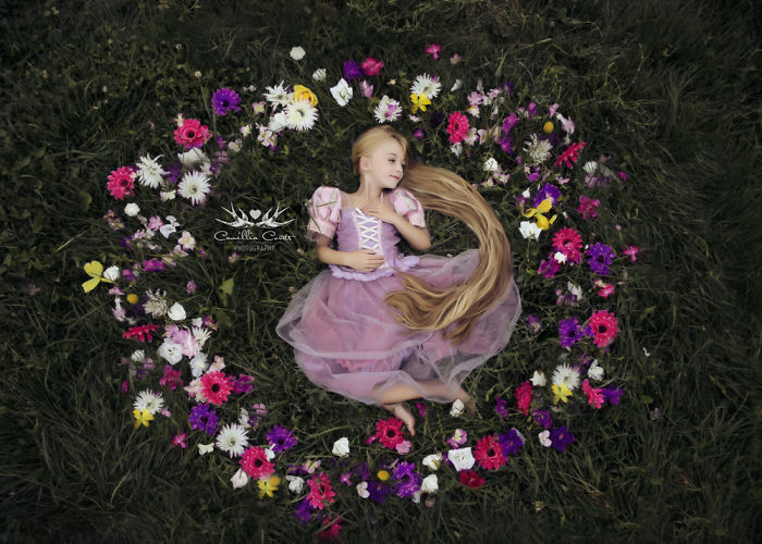 Layla tem sete anos e era conhecida por ser uma criança tímida. Porém, tudo mudou quando ela começou a fazer cosplay de alguns dos mais famosos filmes da Disney. Se vestir como esses personagens ajudou Layla a 