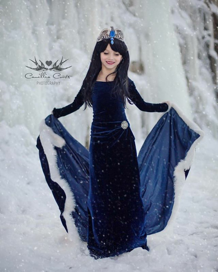 Layla tem sete anos e era conhecida por ser uma criança tímida. Porém, tudo mudou quando ela começou a fazer cosplay de alguns dos mais famosos filmes da Disney. Se vestir como esses personagens ajudou Layla a 