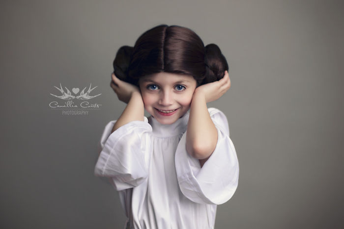 Layla tem sete anos e era conhecida por ser uma criança tímida. Porém, tudo mudou quando ela começou a fazer cosplay de alguns dos mais famosos filmes da Disney. Se vestir como esses personagens ajudou Layla a 