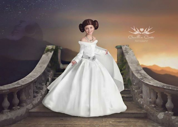 Layla tem sete anos e era conhecida por ser uma criança tímida. Porém, tudo mudou quando ela começou a fazer cosplay de alguns dos mais famosos filmes da Disney. Se vestir como esses personagens ajudou Layla a 