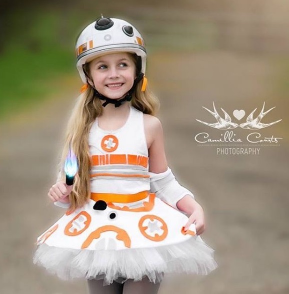 Layla tem sete anos e era conhecida por ser uma criança tímida. Porém, tudo mudou quando ela começou a fazer cosplay de alguns dos mais famosos filmes da Disney. Se vestir como esses personagens ajudou Layla a 