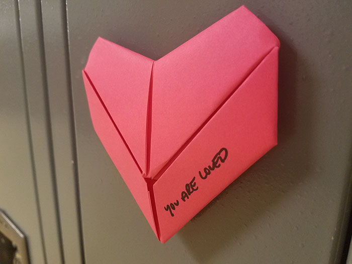 Mais de 1500 alunos frequentam a Troy High School, em Ohio, nos Estados Unidos, e um deles resolveu surpreender os colegas da escola inteira para que ninguém se sentisse sozinho ou menos amado no  Valentine's Day, que aconteceu no último dia 14 de fevereiro