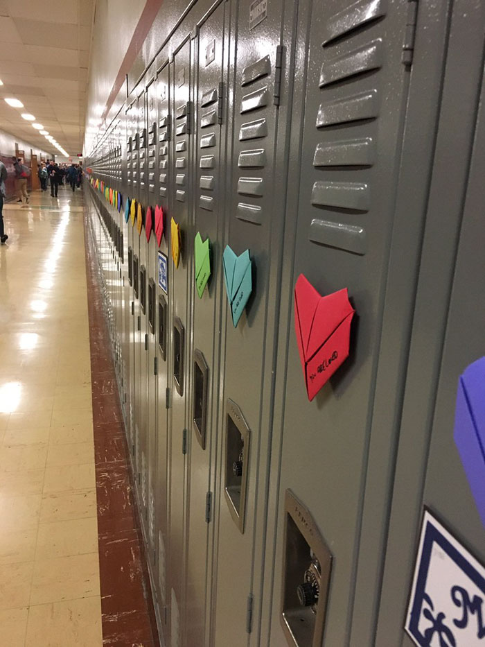 Mais de 1500 alunos frequentam a Troy High School, em Ohio, nos Estados Unidos, e um deles resolveu surpreender os colegas da escola inteira para que ninguém se sentisse sozinho ou menos amado no  Valentine's Day, que aconteceu no último dia 14 de fevereiro