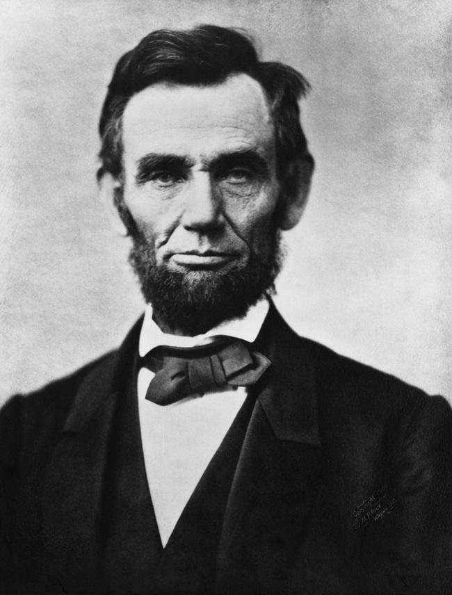  Abraham Lincoln foi um dos presidentes mais conhecidos dos Estados Unidos. O que alguns não sabem é que ele adorava gatos e foi dono de Tabby and Dixie. Dizem as lendas que Lincoln chegou a dar comida para Tabby na mesa durante um jantar formal na Casa Branca