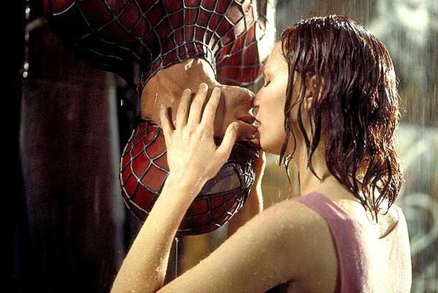 Em 'Homem Aranha', Tobey Maguire e Kirsten Dunst deram um dos beijos mais comentados do cinema. Porém, nos bastidores, o protogonista não queria filmar essa sequência. Segundo ele, a ideia era inteiramente desconfortável, já que ele teve que ficar de cabeça para baixo e ainda aguentando uma chuva falsa