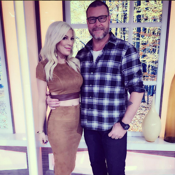 No Natal, Dean McDermott levou Tori Spelling para passear de caruagem em um caminho todo iluminado. Ao final do percurso, havia uma mesa com um anel. O local estava repleto de árvores de Natal