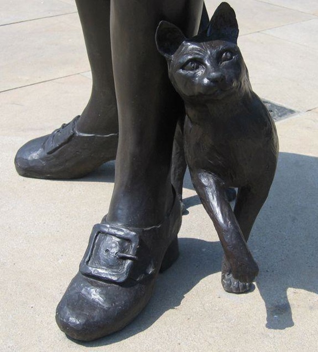Gatos tem sido presença constante em navios de modo a evitar roedores. Trim, que viveu no HMS Reliance (navio da Armada Real do Reino Unido) foi companhia constante do captão Matthew Flinders e eles deram a volta na Austrália entre 1801 e 1803