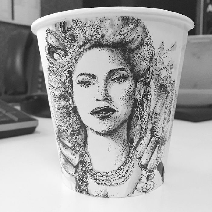 Ilana M. aproveita aqueles segundinhos de descanso para dar uma nova cara aos copos de café de todo dia. Haja talento!