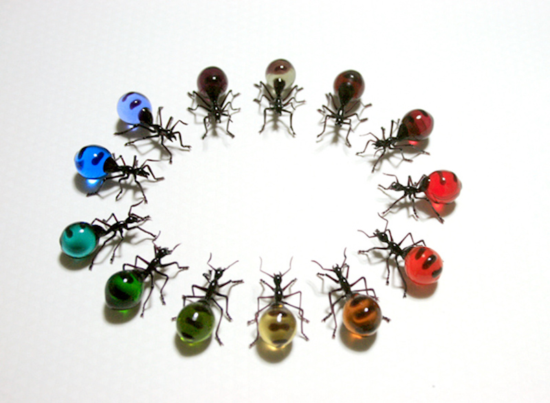 Japonesa Yuki Tsunoda cria esculturas de insetos e flores de vidro