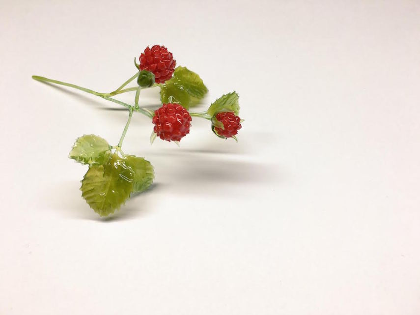 Japonesa Yuki Tsunoda cria esculturas de insetos e flores de vidro