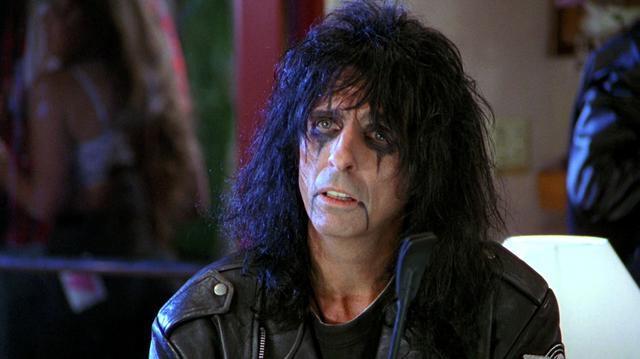 Alice Cooper foi convidado para fazer uma pequena participação no filme, mas, ao chegar para gravar, descobriu que tinha várias falas. Tirou de letra e arrasou. 