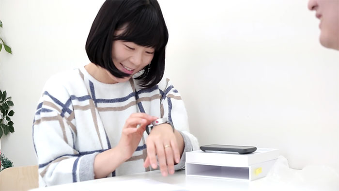 Relógio inteligente permite que usuários recebam e enviem mensagens em braille