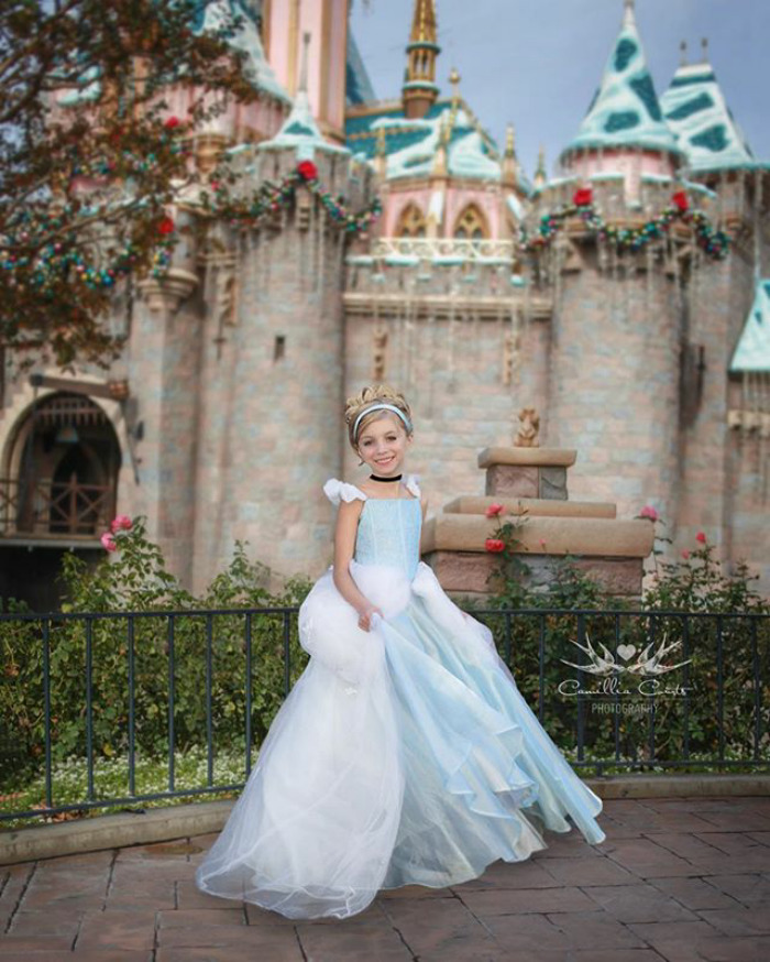 Layla tem sete anos e era conhecida por ser uma criança tímida. Porém, tudo mudou quando ela começou a fazer cosplay de alguns dos mais famosos filmes da Disney. Se vestir como esses personagens ajudou Layla a 