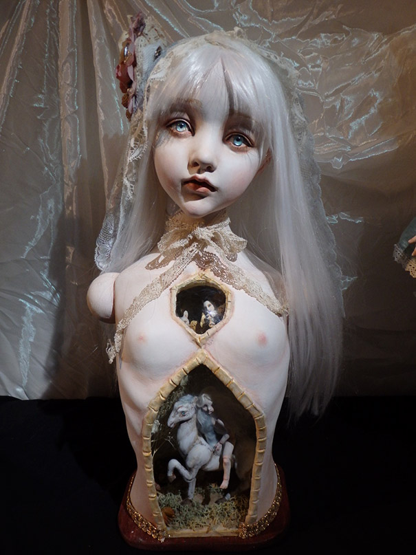 Artista japonesa Mari Shimizu esconde personagens e universos no interior de suas bonecas fantásicas
