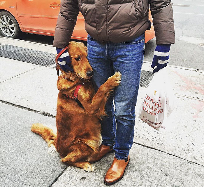 A grande paixão de Louboutina é essa aí: abraçar qualquer um, a qualquer hora, durante o passeio diário :)