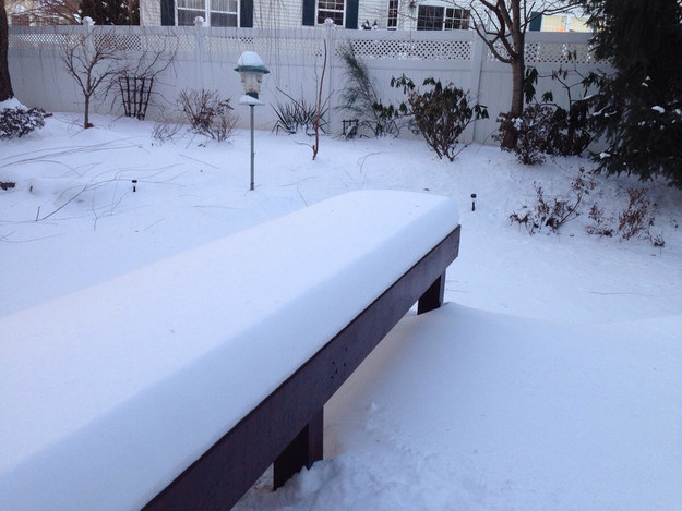 Quais as chances da neve cobrir o banco de um jeito tão geométrico e perfeito?