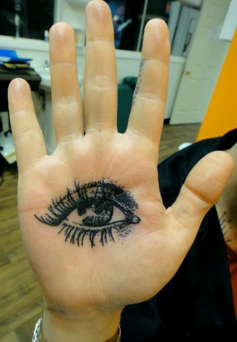 Que tal fazer diferente e tatuar a palma da mão? Apenas prepare-se para segurar a onda, porque essa é uma das regiões mais sensíveis do corpo
