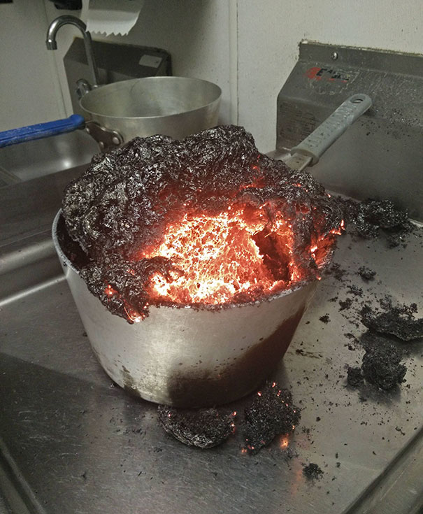 Acho que essa pessoa tava tentando cozinhar lava