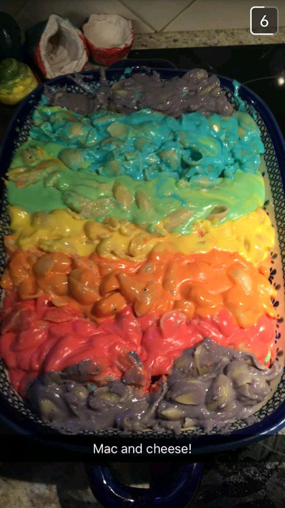 Mac n cheese já um prato MEIO ASSIM, aí você me põe as cores do arco-íris, meu caro?