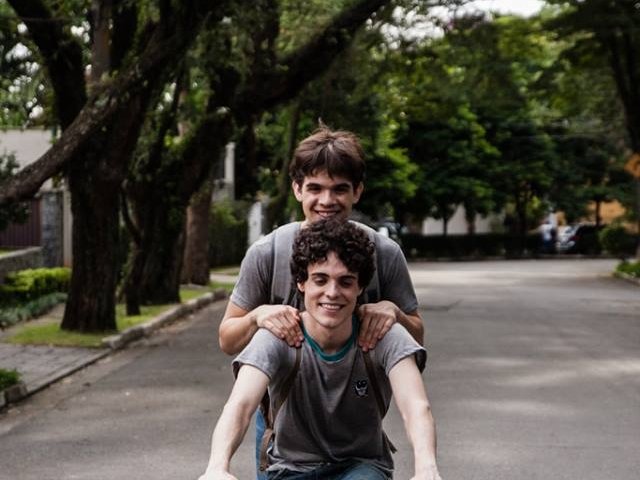 Léo (Ghilherme Lobo, na garupa da bicicleta, com Fabio Audi, na foto), o protagonista, é cego e começa a gostar de Gabriel, um estudante de sua sala, de quem se torna amigo. Aos poucos, os dois descobrem que podem ter bem mais do que uma simples amizade