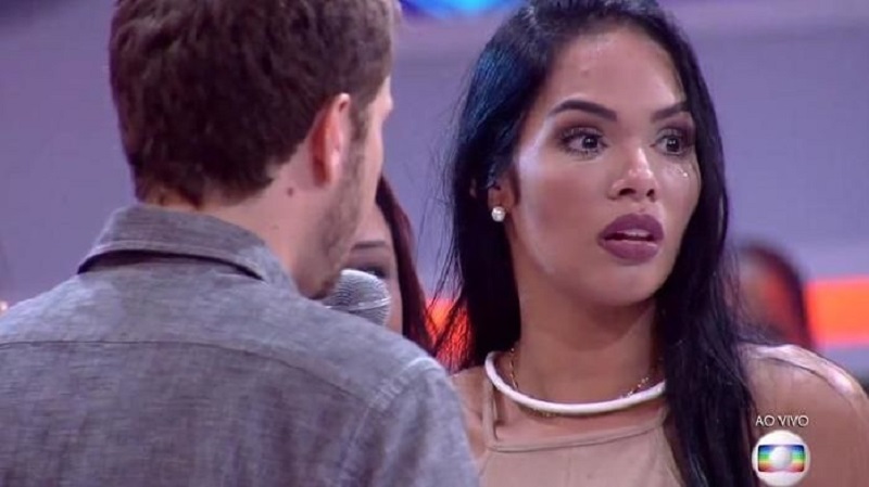 Mayara não conseguia entender quem era o amigo que tinha lhe traído para armar uma indicação dela ao paredão pela casa do 'BBB 17'. Aqui fora, todo mundo sabia que era Roberta, mas ela só foi descobrir quando já era tarde demais, e isso porque Tiago Leifert promoveu um verdadeiro coro da plateia para esclarecer as ideias da moça. 