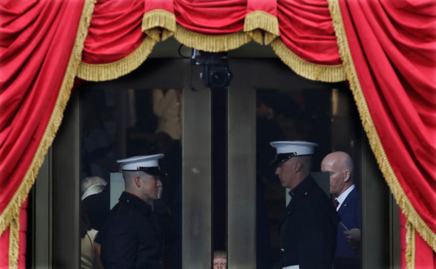 Montagens com miniaturas de Donald Trump viram febre