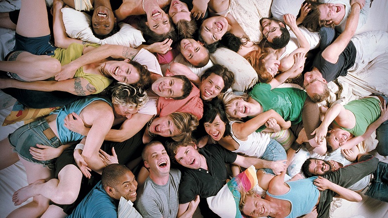 Shortbus é um clube underground onde arte, sexo e política andam juntos. Sofia, uma terapeuta de casais, utiliza o local com seu ponto de encontro e acaba explorando um lado seu que ainda não conhecia, pois nunca havia tido um orgasmo na vida. 