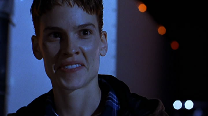 Baseado em fatos reais, relata um caso de transfobia. Na obra, somos apresentados a Brandon Teena (Hilary Swank, na imagem), um jovem que, biologicamente, possui um corpo feminino, mas que se identifica com o gênero masculino