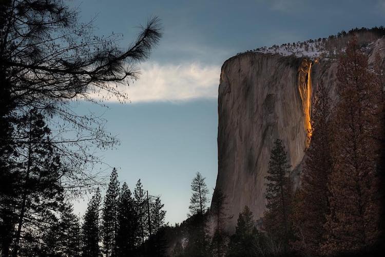 Fenômeno dura poucos minutos, apesar de inesquecível. Em fevereiro, essa queda d'água em Yosemite se assemelha a lava vulcânica. Incrível demais!