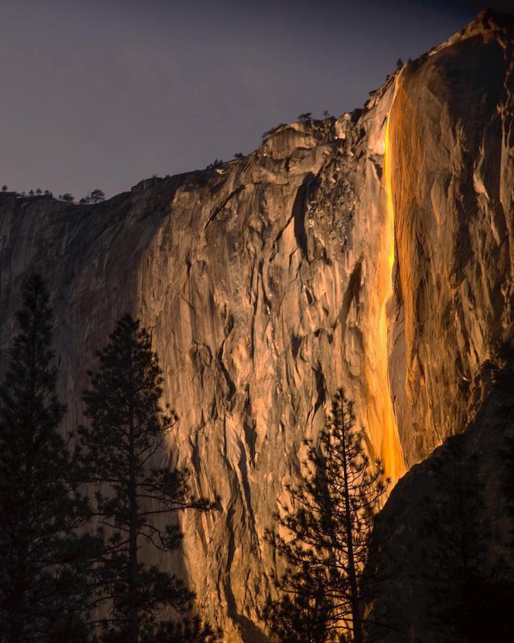 Fenômeno dura poucos minutos, apesar de inesquecível. Em fevereiro, essa queda d'água em Yosemite se assemelha a lava vulcânica. Incrível demais!