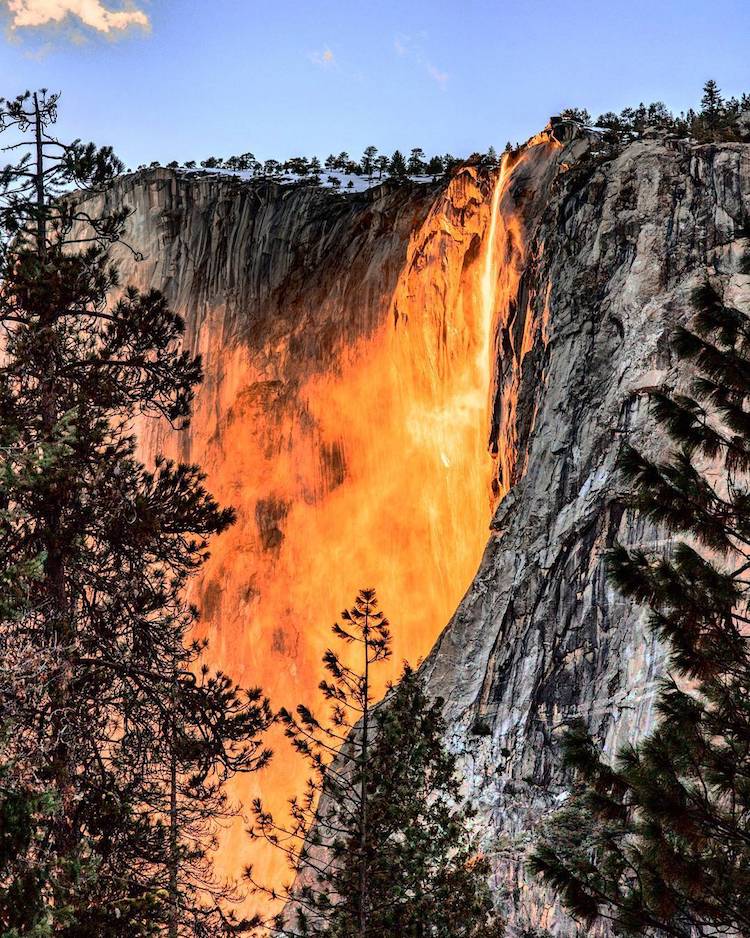 Fenômeno dura poucos minutos, apesar de inesquecível. Em fevereiro, essa queda d'água em Yosemite se assemelha a lava vulcânica. Incrível demais!