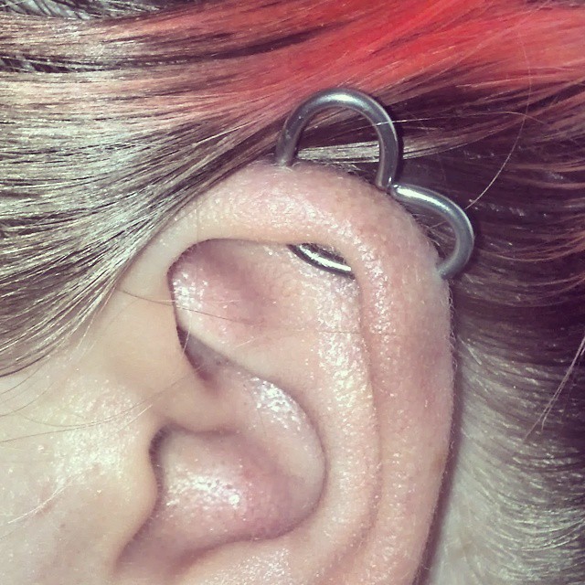 Joias diferentes dão cara nova ao piercing na cartilagem. Fofura pura!