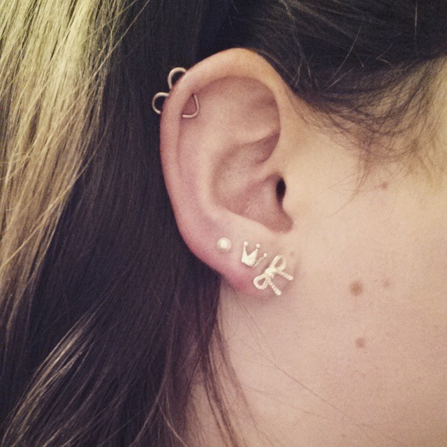 Joias diferentes dão cara nova ao piercing na cartilagem. Fofura pura!