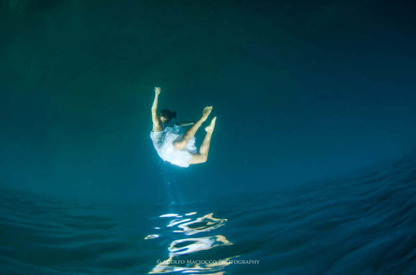 Fotógrafo italiano mostra graça e leveza do ballet longe da gravidade