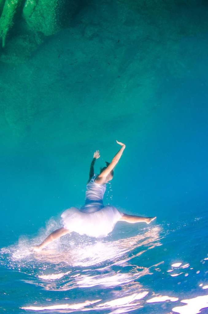 Fotógrafo italiano mostra graça e leveza do ballet longe da gravidade