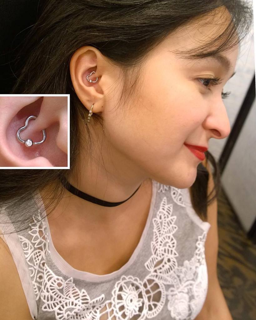 Joias diferentes dão cara nova ao piercing na cartilagem. Fofura pura!