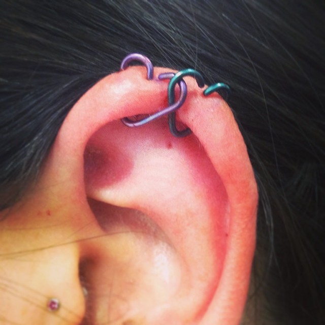 Joias diferentes dão cara nova ao piercing na cartilagem. Fofura pura!