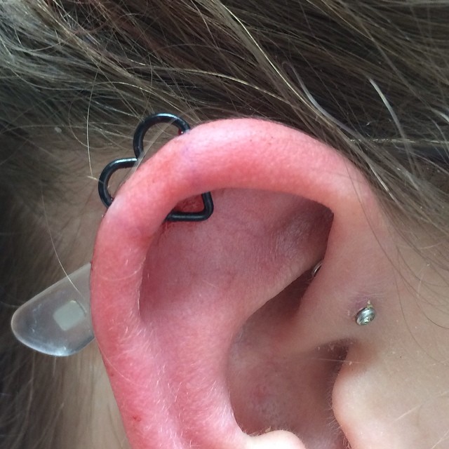 Joias diferentes dão cara nova ao piercing na cartilagem. Fofura pura!
