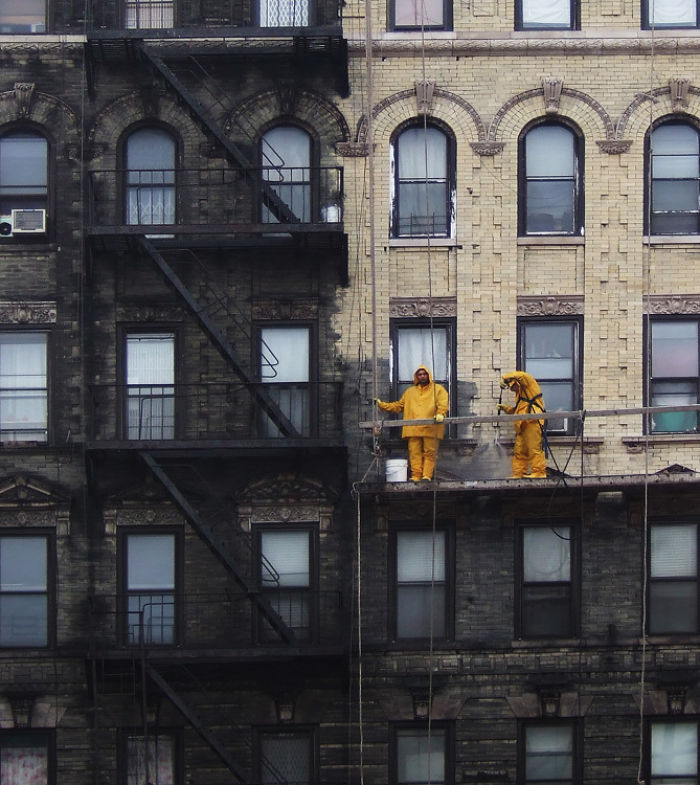 Limpadores lavam fachada de prédio em Nova York