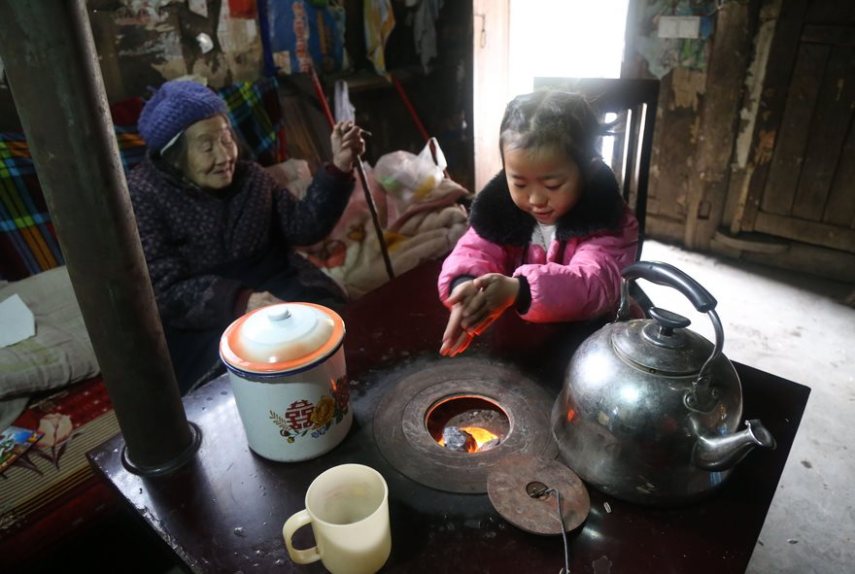 Depois de ser abandonada pela mãe, a pequena Anna Wang passou a cuidar das avós e do lar em tempo integral, por conta própria