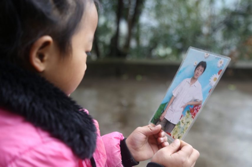 Depois de ser abandonada pela mãe, a pequena Anna Wang passou a cuidar das avós e do lar em tempo integral, por conta própria