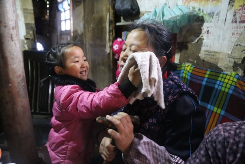 Depois de ser abandonada pela mãe, a pequena Anna Wang passou a cuidar das avós e do lar em tempo integral, por conta própria