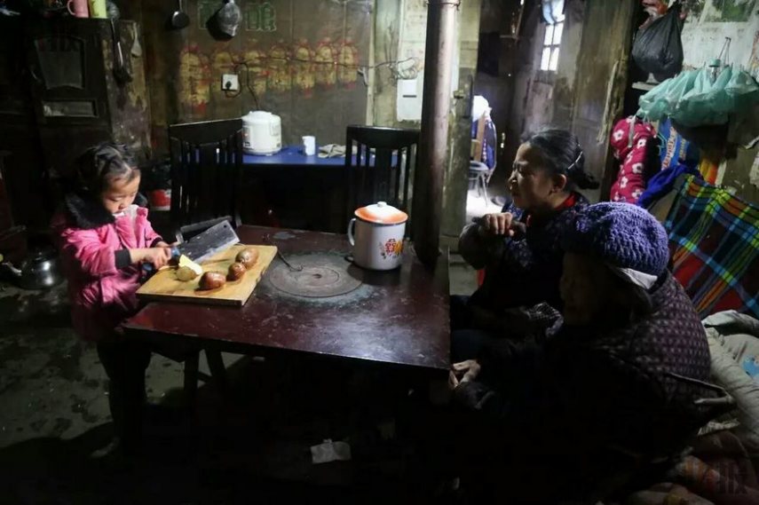 Depois de ser abandonada pela mãe, a pequena Anna Wang passou a cuidar das avós e do lar em tempo integral, por conta própria