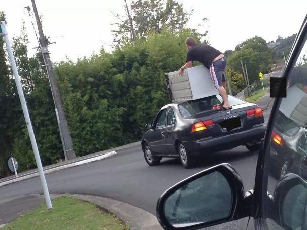 Essas pessoas apenas dão gostosas gargalhadas na cara do perigo. Como é possível?