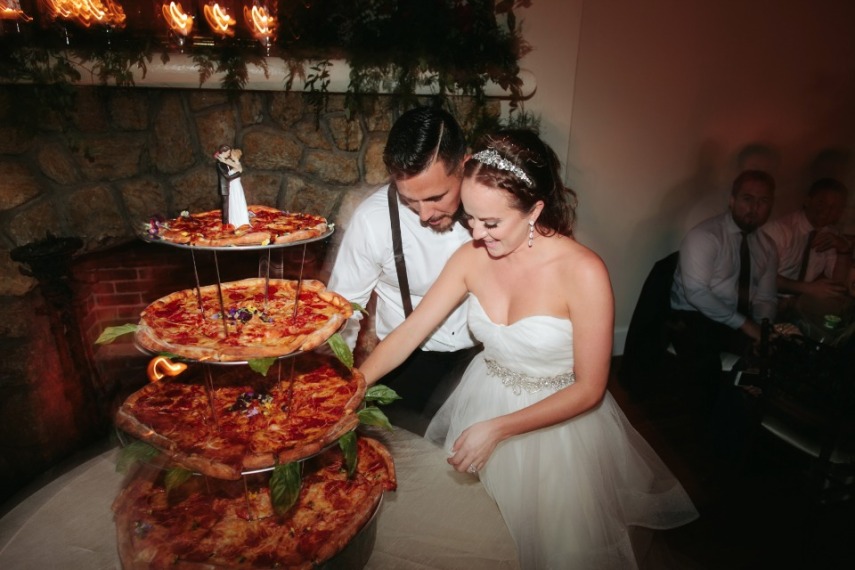 Jess e Tony abriram mão do tradicional bolo de casamento e serviram uma deliciosa e quentinha torre de pizza para amigos e familiares. Melhor festa!