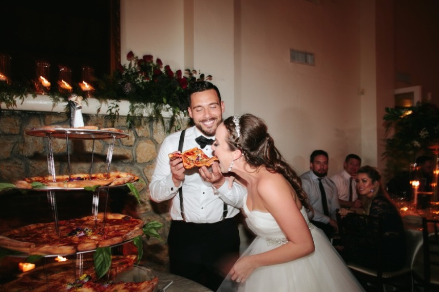 Jess e Tony abriram mão do tradicional bolo de casamento e serviram uma deliciosa e quentinha torre de pizza para amigos e familiares. Melhor festa!